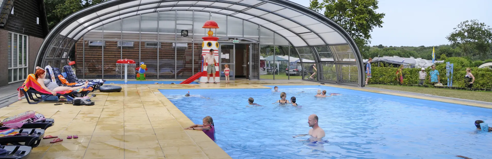Zwembad koepel open